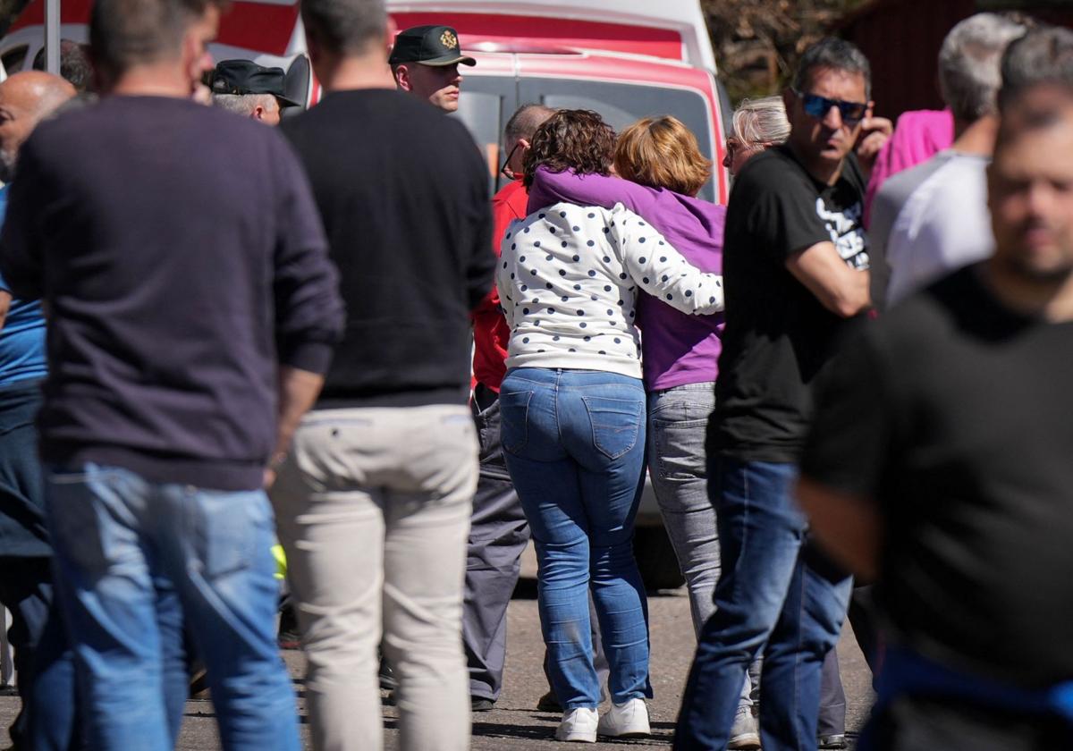Algunos de los familares de las víctimas del accidente en la mina de Cerredo, se han trasladado a la zona.