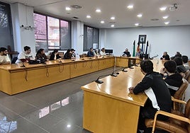 Alumnos de la Escuela Taller en salón de plenos junto al alcalde y el concejal de Obras.