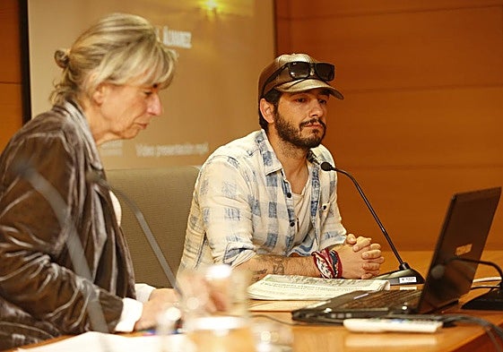 La coordinadora del Aula de Cultura, Mercedes de Soignie, y el director J. K. Álvarez.