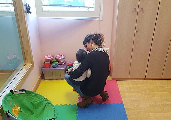 Una especialista, con una pequeña en una unidad de Atención Infantil Temprana.