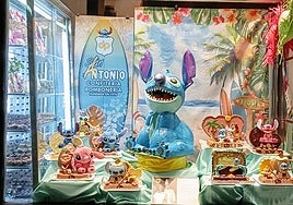 Un Stitch gigante decora la confitería San Antonio, en Pérez de Alaya.
