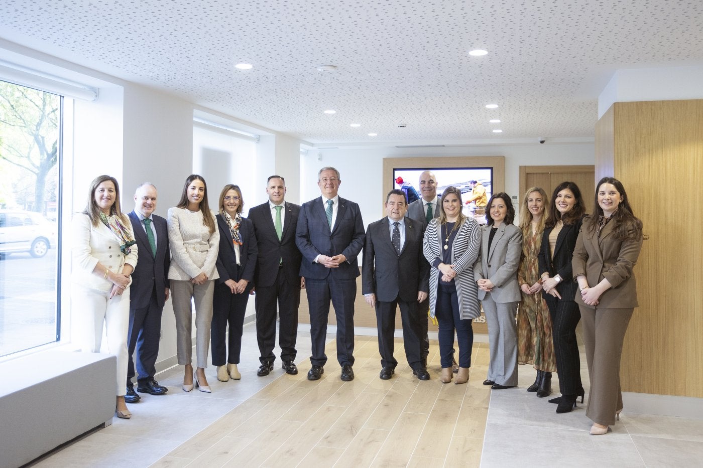 La plantilla recibió la visita del presidente y del director de Caja Rural de Asturias.