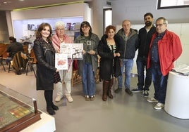 La madre de Sabela Prendes, en el centro, recogieron el premio.