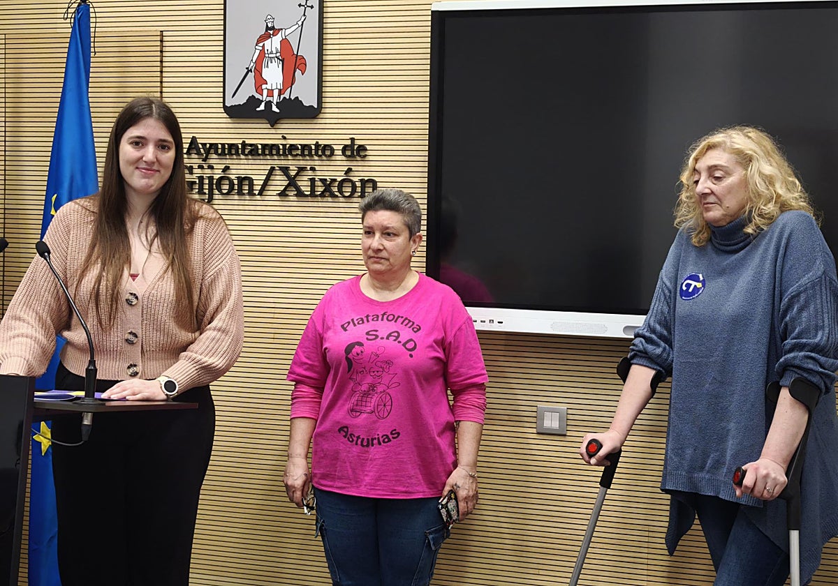 La concejala Olaya Suárez, de Podemos, con dos representantes de la plantilla del servicio de ayuda a domicilio de Gijón.