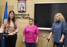 La concejala Olaya Suárez, de Podemos, con dos representantes de la plantilla del servicio de ayuda a domicilio de Gijón.