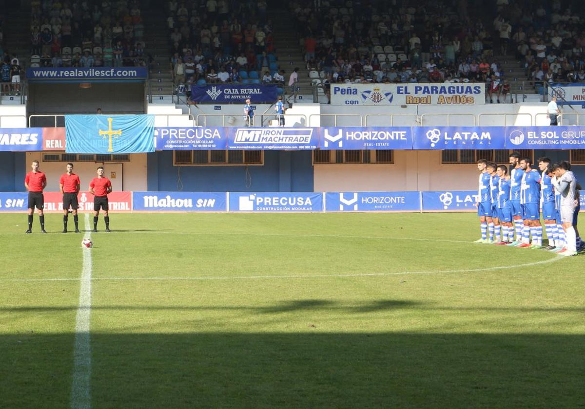 Los jugadores del Real Avilés, durante el minuto de silencio por Marcelino Gutiérrez en el último derbi entre el conjunto blanquiazul y el Langreo en el Suárez Puerta.