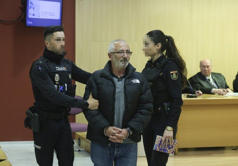 Felipe A. R. abandona la sala de vistas de la Audiencia Provincial escoltado por la Policía Nacional, rumbo a la cárcel.