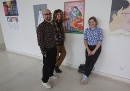 Los artistas junto a los carteles.