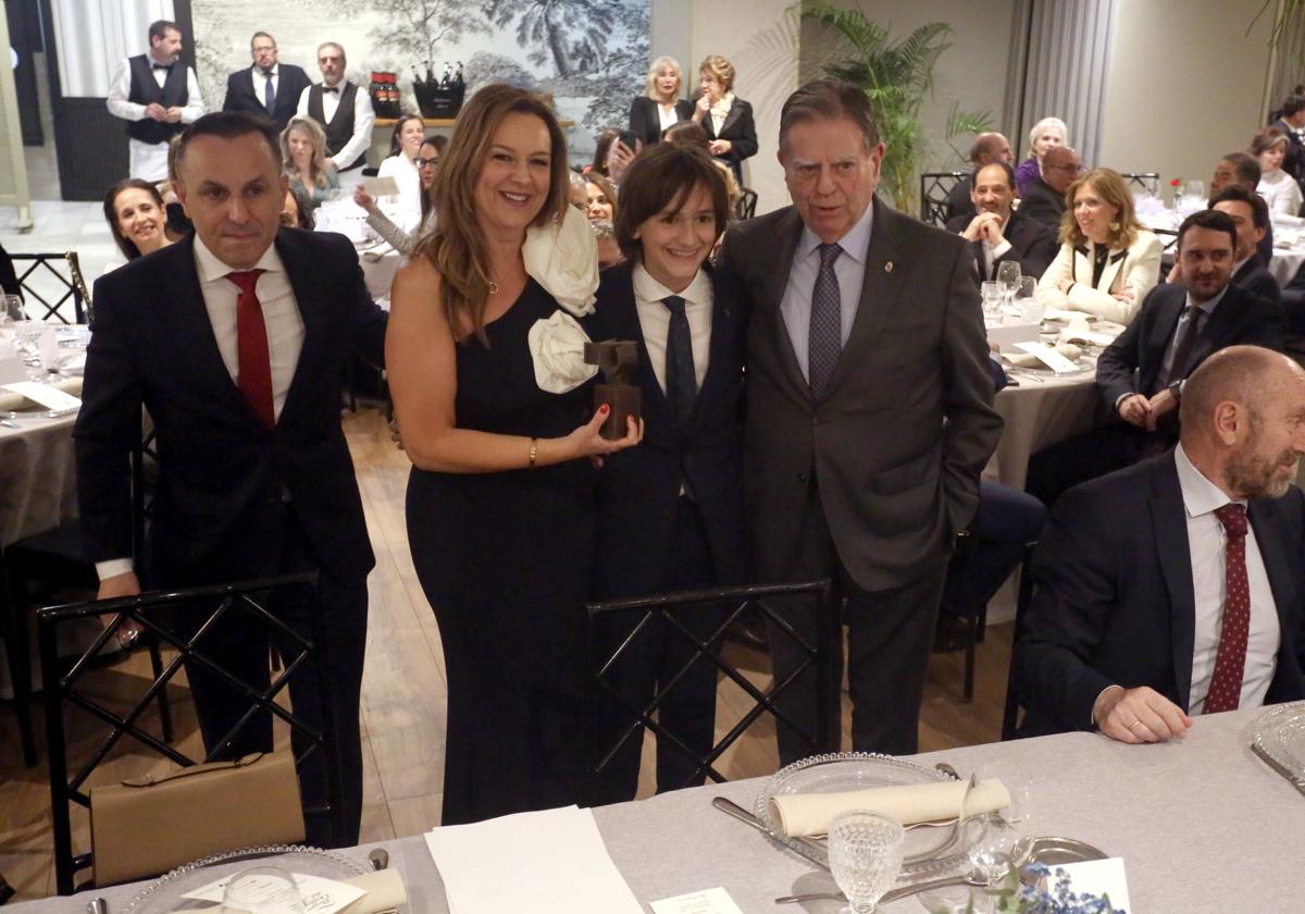 Fernando Corral, Cristina Álvarez Mendo, su hijo Álvaro y Alfredo Canteli posan para la foto con el 'Ovetense del Año'.