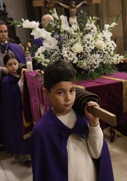 Imagen - El pequeño Cristo porteado por los niños.