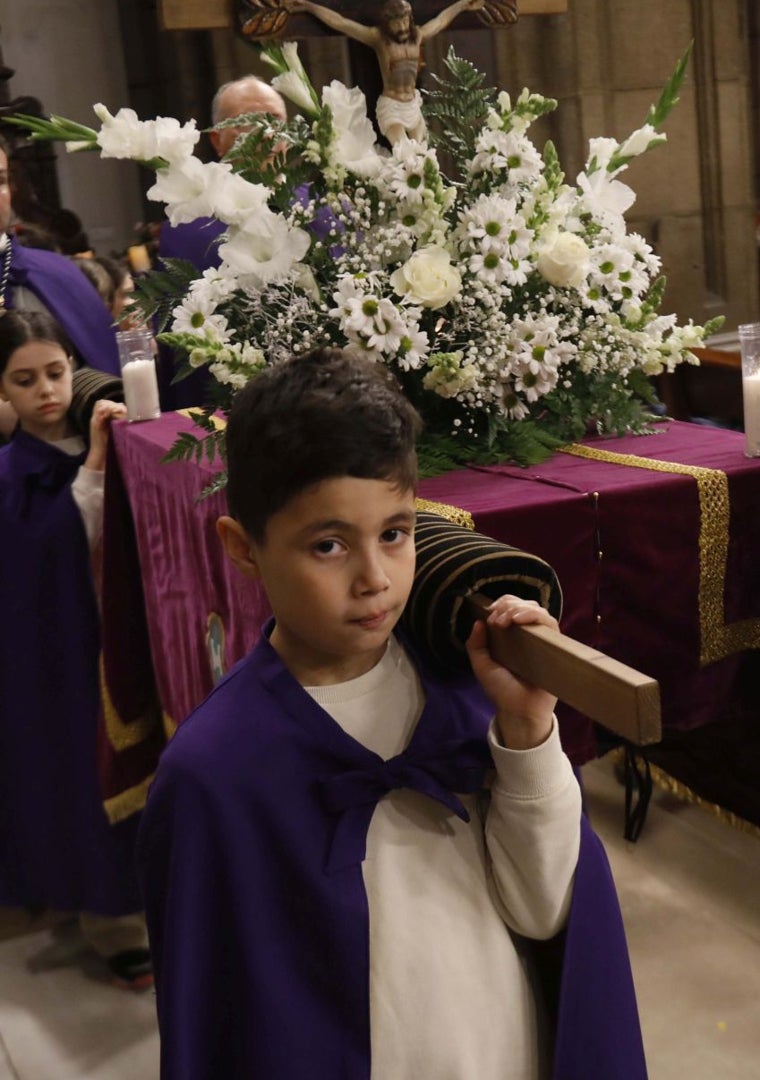 Imagen - El pequeño Cristo porteado por los niños.