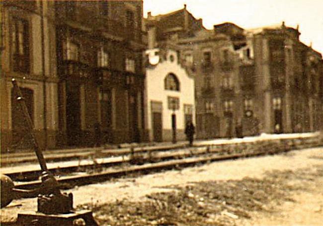 El pabellón blanco es el Gijón Cinema y en primer término se ve la palanca que activaba esas vías. Fecha: ca. 1944.