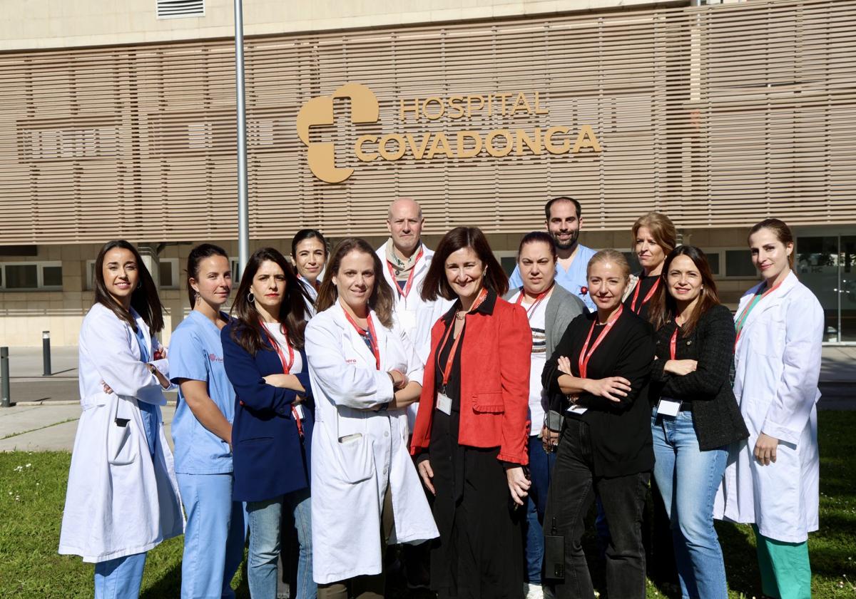Vanesa Álvarez, directora gerente y Covadonga Montes, directora asistencial acompañadas de profesionales del centro. DAMIÁN ARIENZA
