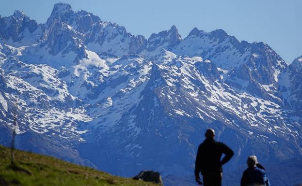 Mirando a los Picos de Europa desde la zona conocida como el Collau, un tramo antes de coronar la Mota Cetín.