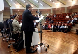 Ignacio Villaverde, durante su intervención de esta mañana ante el Claustro de la Universidad de Oviedo.