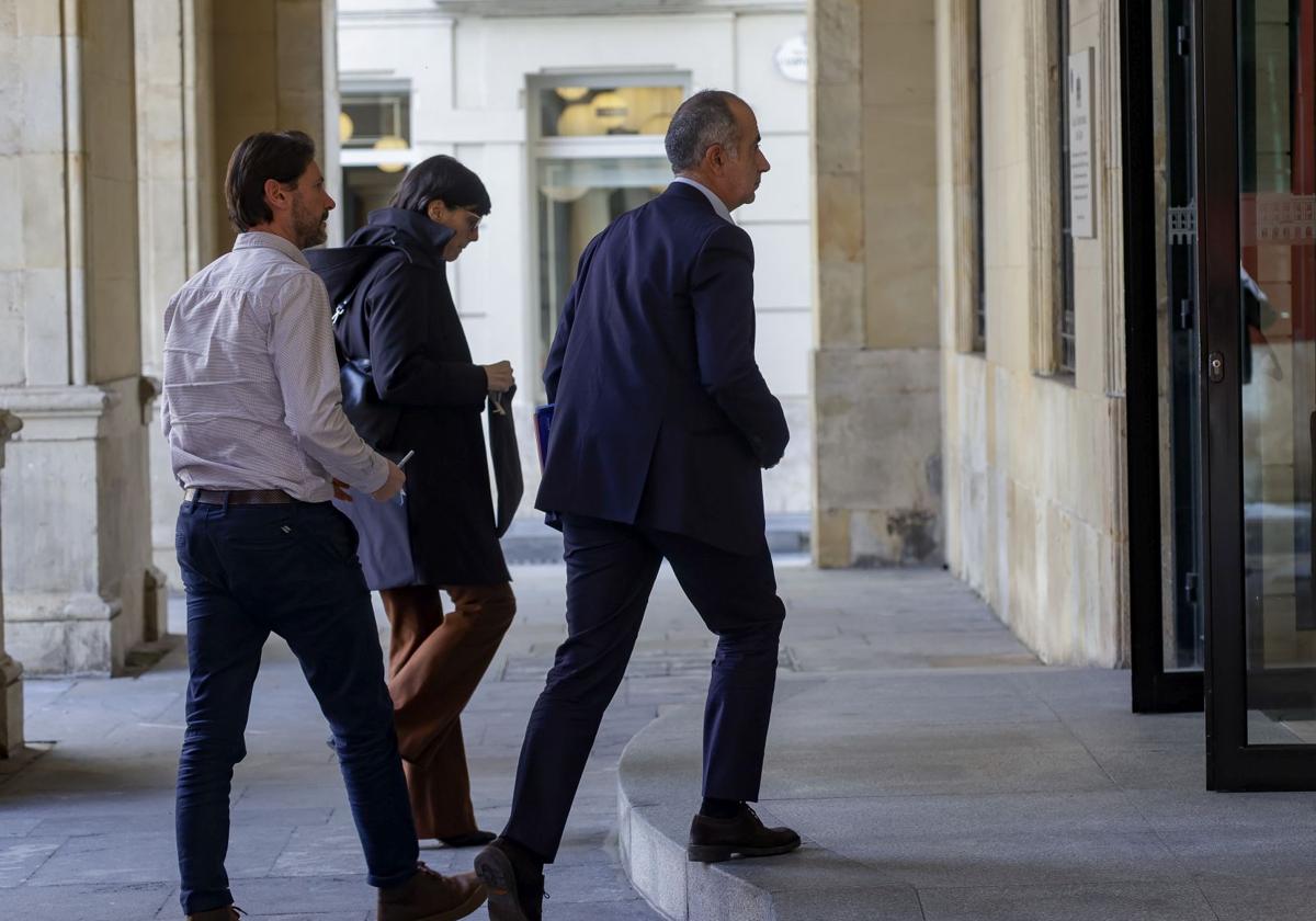 Parte del equipo de dirección de la Autoridad Portuaria de Gijón a su llegada, este viernes, a la Casa Consistorial de Gijón.