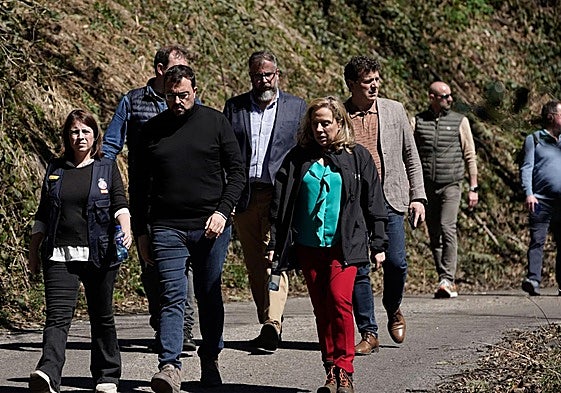 Adriana Lastra, Adrián Barbón y Belarmina Díaz, en Cerredo, el día del accidente.