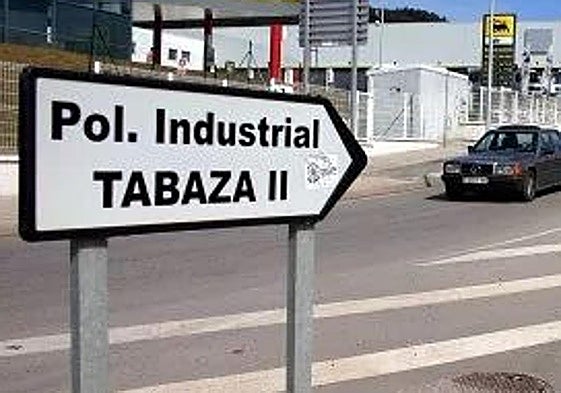 Tres camiones, afectados por un incendio en el polígono de Tabaza, en Carreño