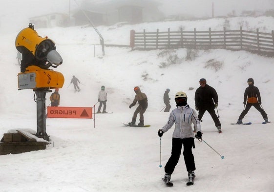 Un cañón de nieve artificial en la estación Valgrande-Pajares