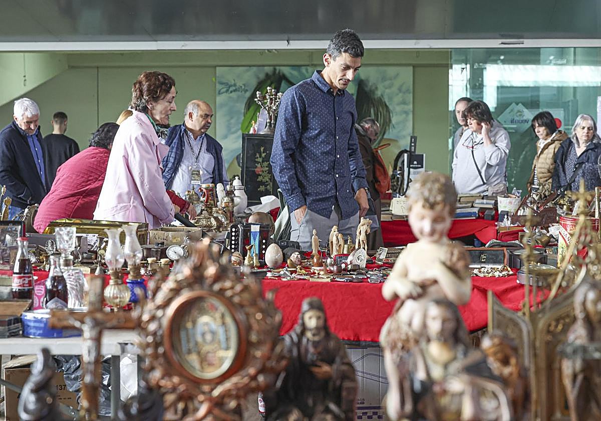 El público contempla los objetos expuestos en el Pabellón de Exposiciones de La Magdalena.