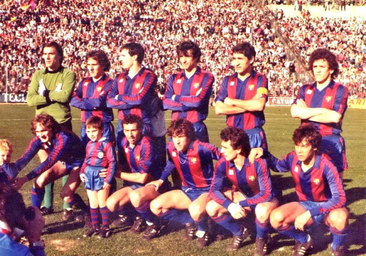 Formación del Barcelona en la temporada 81-82. Arriba: Artola, Sánchez, Manolo, Alexanco, Olmo y Zuviría. Abajo: Simonsen, Quini, Víctor Muñoz, Morán y Gerardo.
