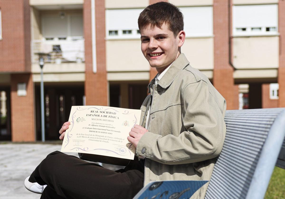Alfonso Araujo muestra su diploma.