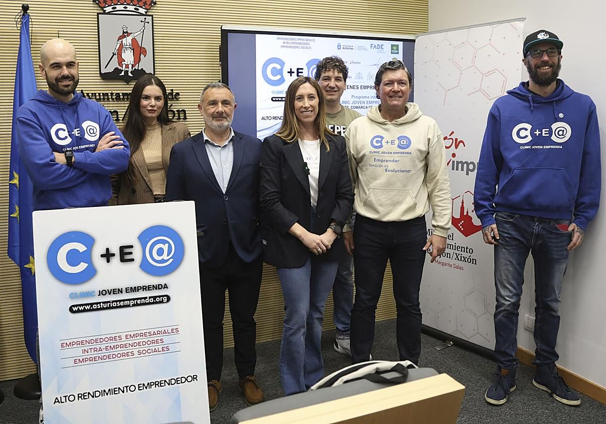 Julián Arbesú, Noelia Resch, Luis Díaz, Ángela Pumariega, Jonathan Casal, Kike Riesgo y Jorge Flores, este lunes, en la presentación.