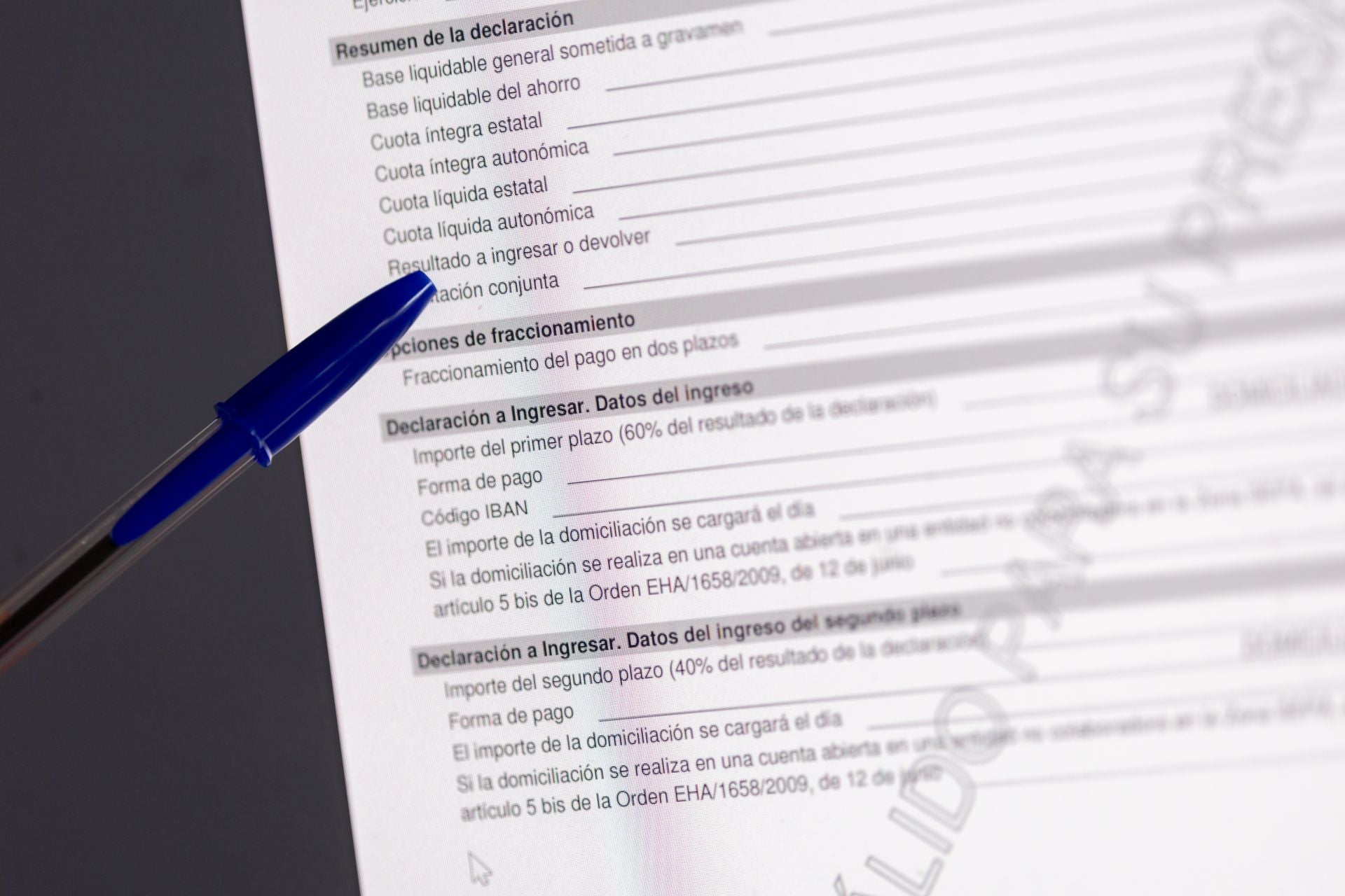 Una persona cumplimenta la declaración de la Renta.