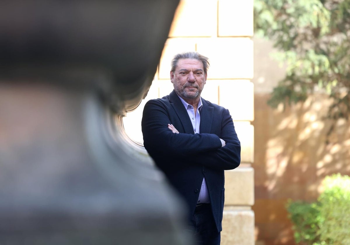 Antonio Onetti, en el exterior del Hotel de la Reconquista.