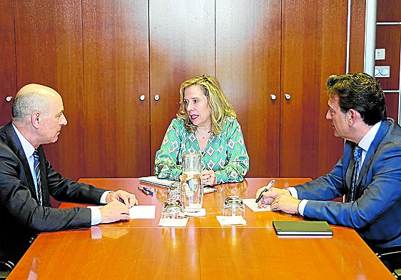 La consejera, Belarmina Díaz, flanqueada por Juan José Fernández, decano del Colegio Oficial de Ingenieros de Minas del Noroeste y José Augusto Suárez, decano del Colegio de Ingenieros Técnicos de Minas de Asturias.