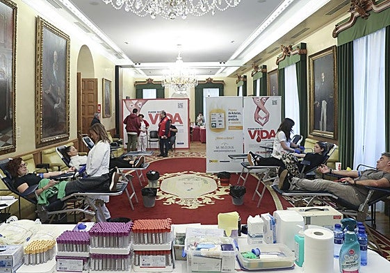 Donantes de sangre en la maratón de donaciones celebrada el año pasado en el Ayuntamiento de Gijón.
