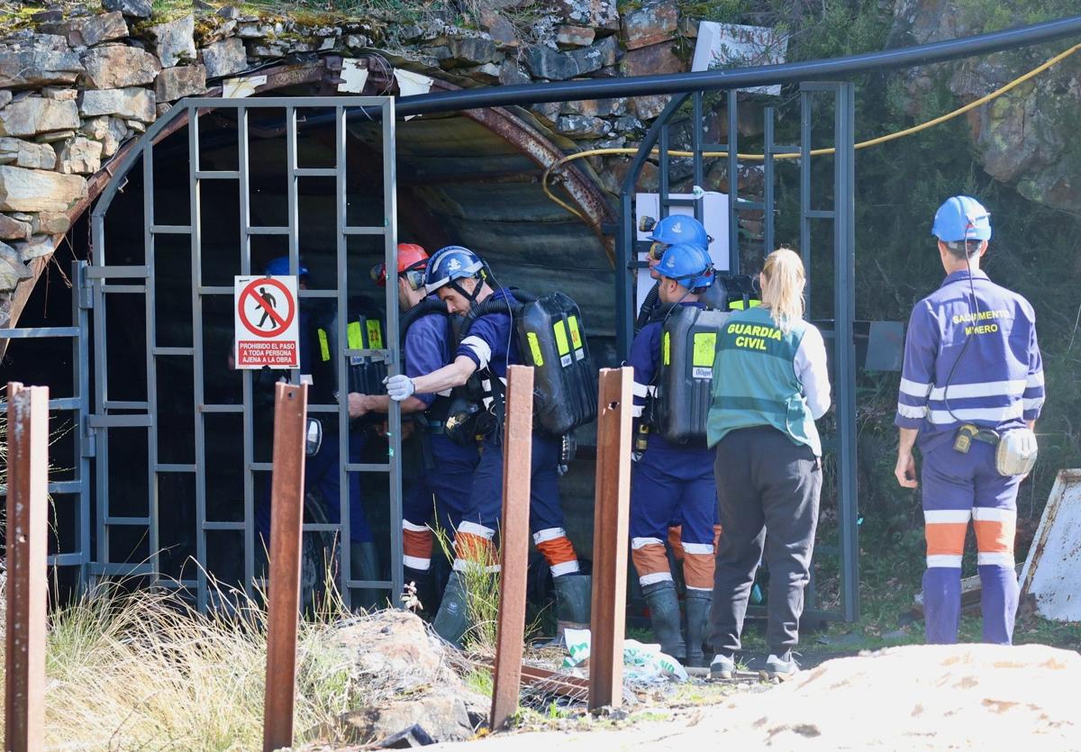 Especialistas de Salvamento Minero de Hunosa entran en la mina de Cerredo.