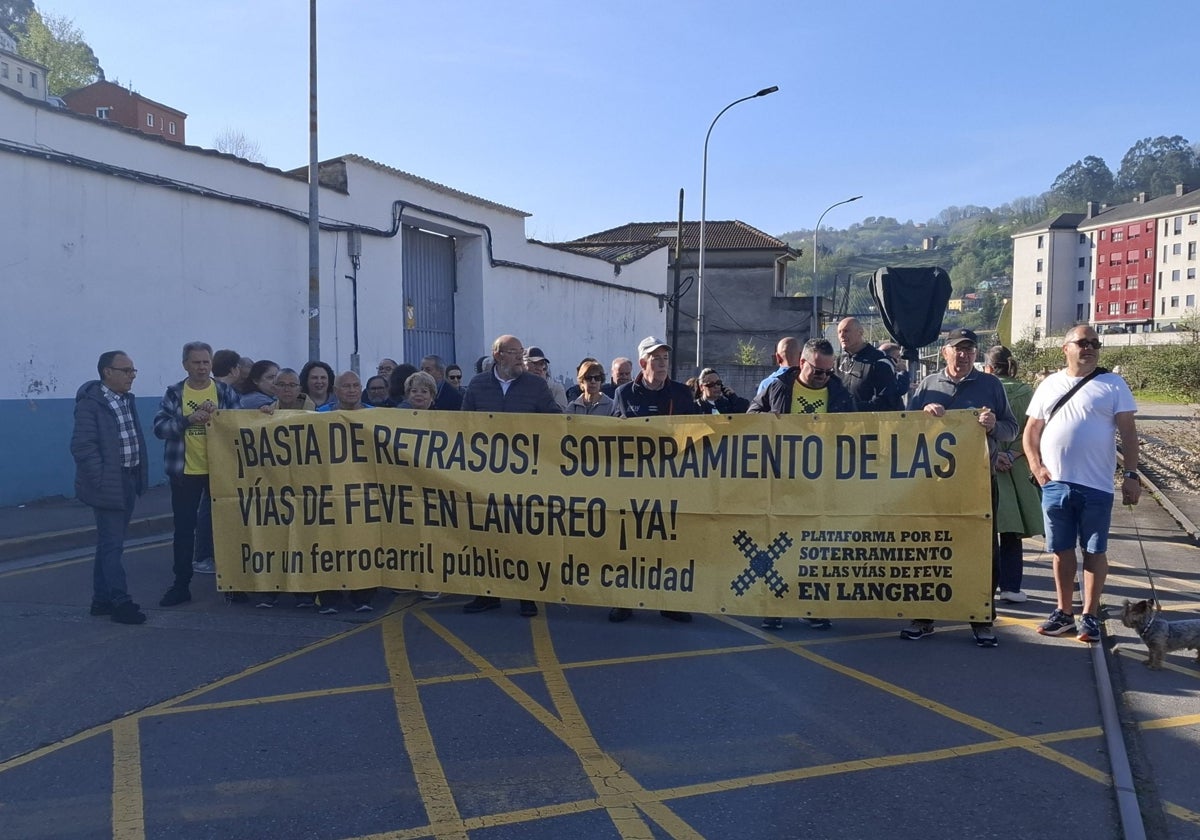 Concentración de la Plataforma por el Soterramiento, Izquierda Unida y el Partido Popular junto a la antigua estación de tren de Langreo Centro.