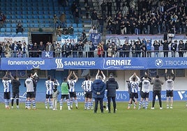Los jugadores del Real Avilés celebran con la grada la victoria ante el Pontevedra.
