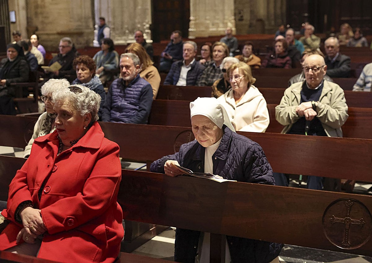 Imagen secundaria 1 - Asistentes a la charla cuaresmal en la Catedral, entre los que no faltó una señora con su mascota.