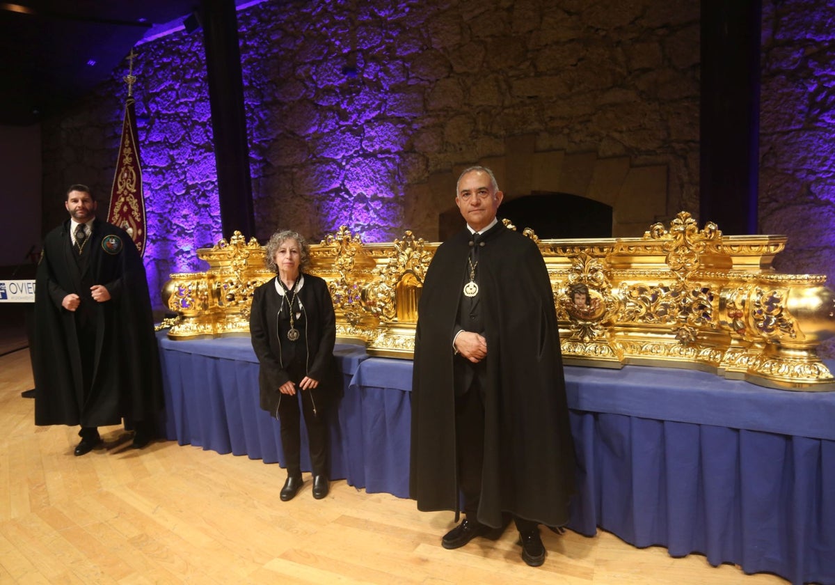 Iván Rodríguez Zapico, María del Puerto Torres y Benigno Maújo ante el canasto del paso.