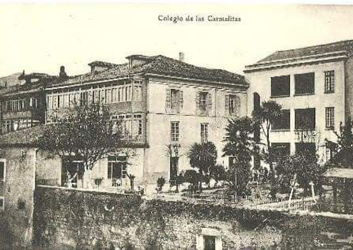 Imagen secundaria 1 - En la primera imagen, maqueta de un llagar de sobigañu cedida a El Prial por un artesano local ya fallecido. En la segunda imagen, la casona cuando era colegio de las Carmelitas. En la tercera, varios de los promotores de El Prial, en el andamio, durante las obras de arreglo de la fachada para su inauguración, en 1975.