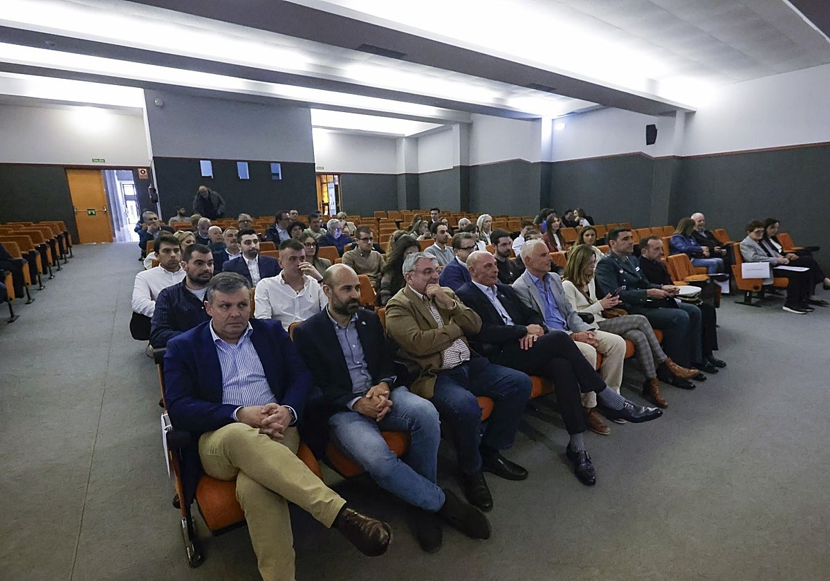 Alumnos, profesores y responsables de la Universidad en el salón de actos de la Escuela de Marina Civil.