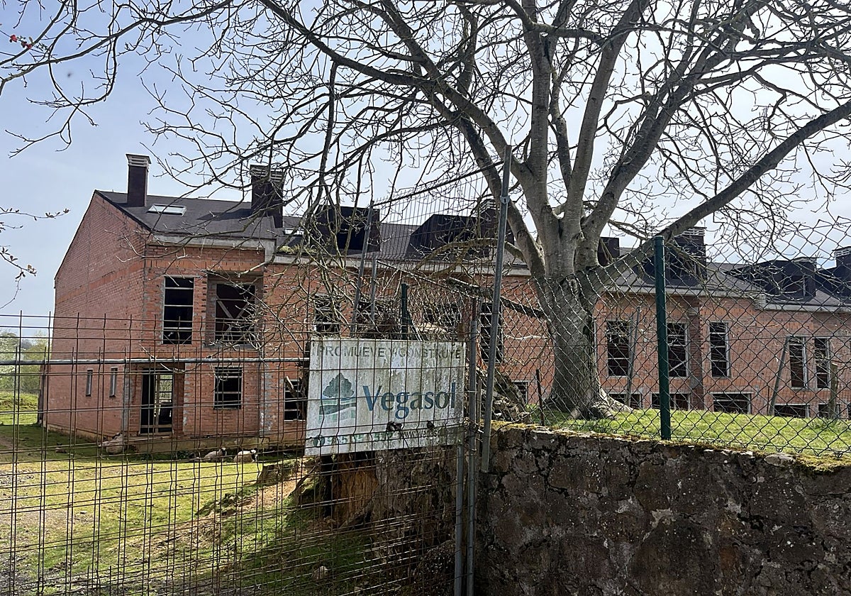 Construcción paralizada de viviendas en La Ferlera.