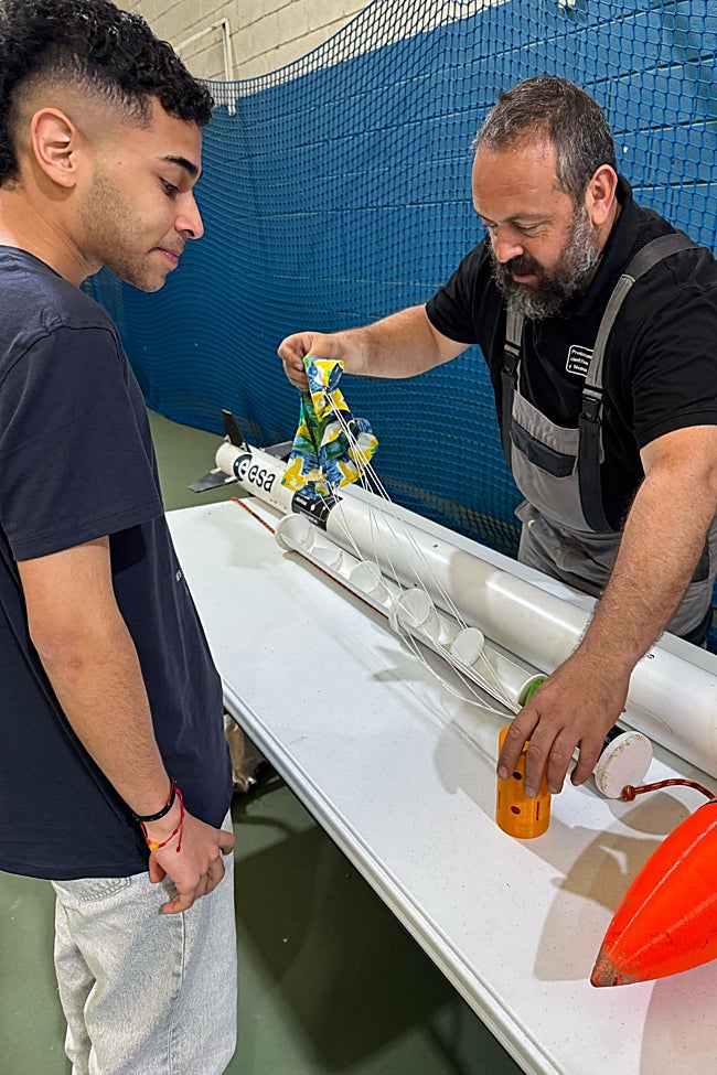 El satélite 'Pilatas', uniéndose a uno de los cohetes, en La Morgal