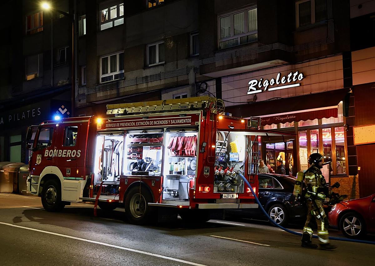 Imagen secundaria 1 - Incendio nocturno en un tercer piso de la calle Fuente del Real en Gijón