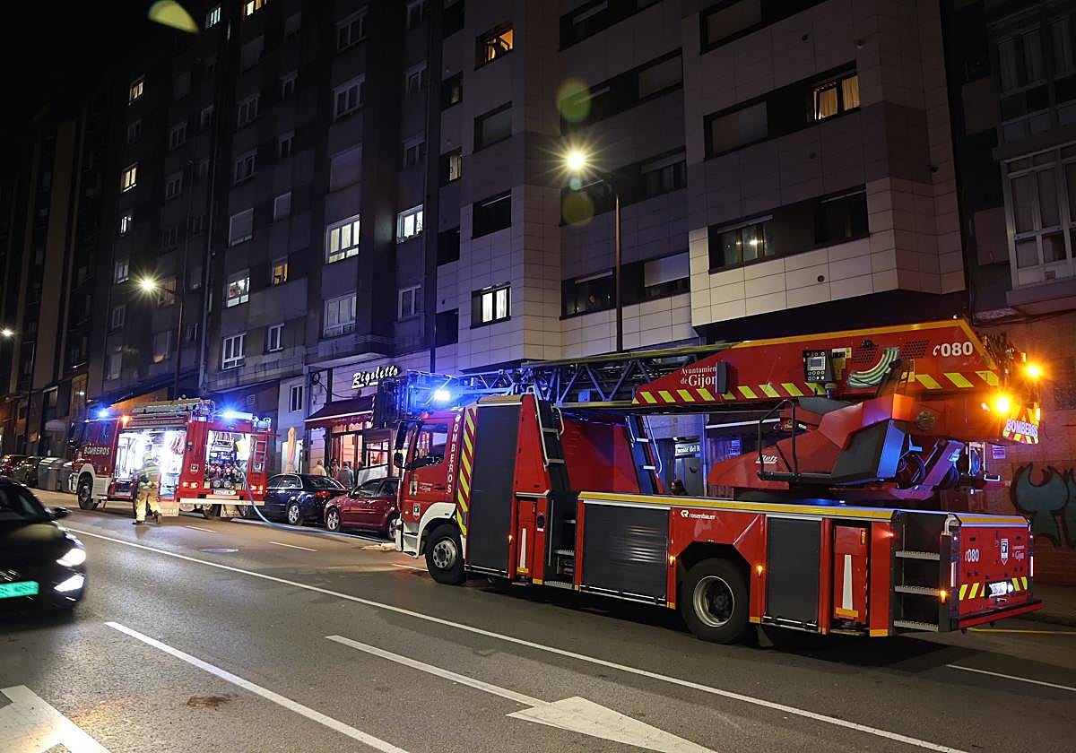 Hasta tres dotaciones de bomberos con autoescalera actuaron en el incendio.