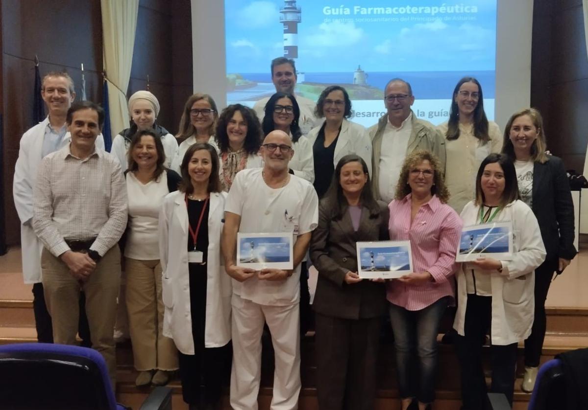 Monsterrat Bango, en el centro, con profesionales del Hospital Universitario San Agustín de Avilés