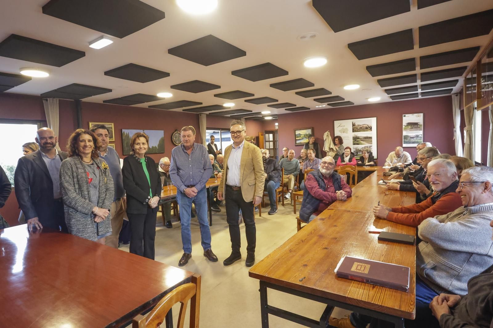Jesús Martínez Salvador, Nuria Bravo, Pelayo Barcia y Carmen Moriyón y Gilberto Villoria, de pie, con el presidente de 'Les Caseríes', Miguel Llanos (entre los dos últimos), antes de comenzar la reunión.