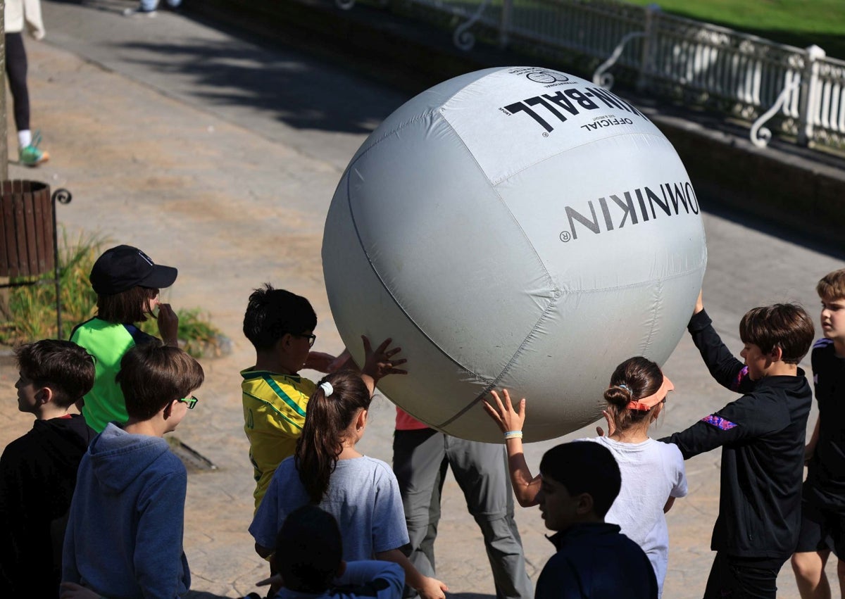 Imagen secundaria 1 - Los estudiantes practicaron diversos ejercicios bajo la atenta mirada de la edil de Deportes, Concepción Méndez, y el coordinador de la actividad, Óscar García.