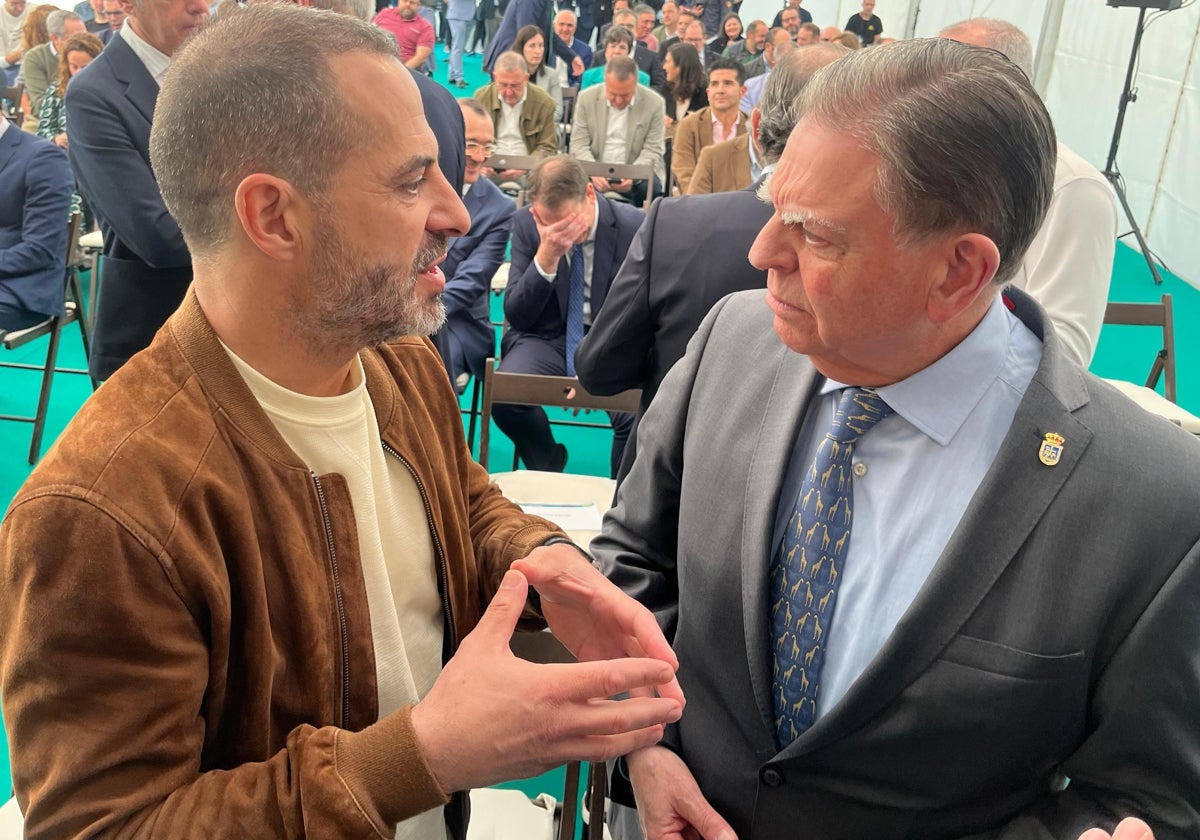 El alcalde de Siero, Ángel García, 'Cepi', charla este jueves con el de Oviedo, Alfredo Canteli.