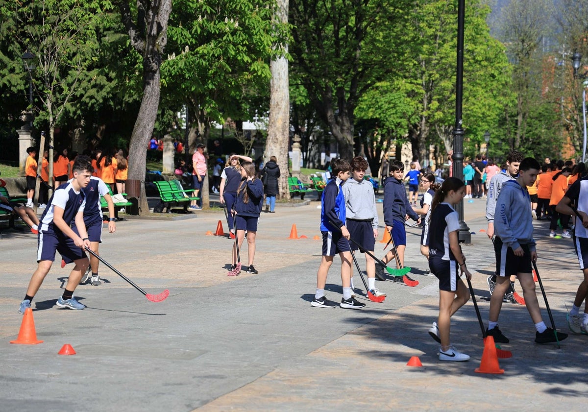 Imagen principal - Los estudiantes practicaron diversos ejercicios bajo la atenta mirada de la edil de Deportes, Concepción Méndez, y el coordinador de la actividad, Óscar García.