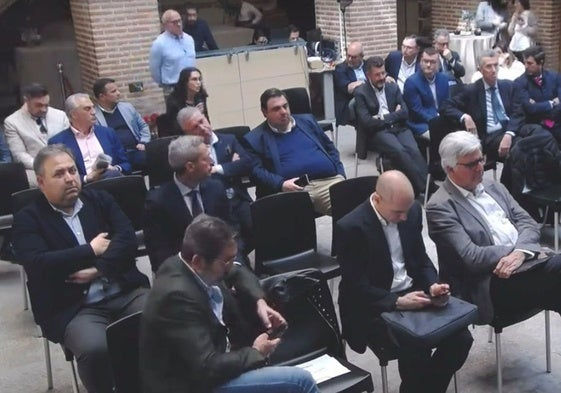Asistentes a la jornada sobre zonas de bajas emisiones, entre los que estuvo el concejal Pelayo Barcia.