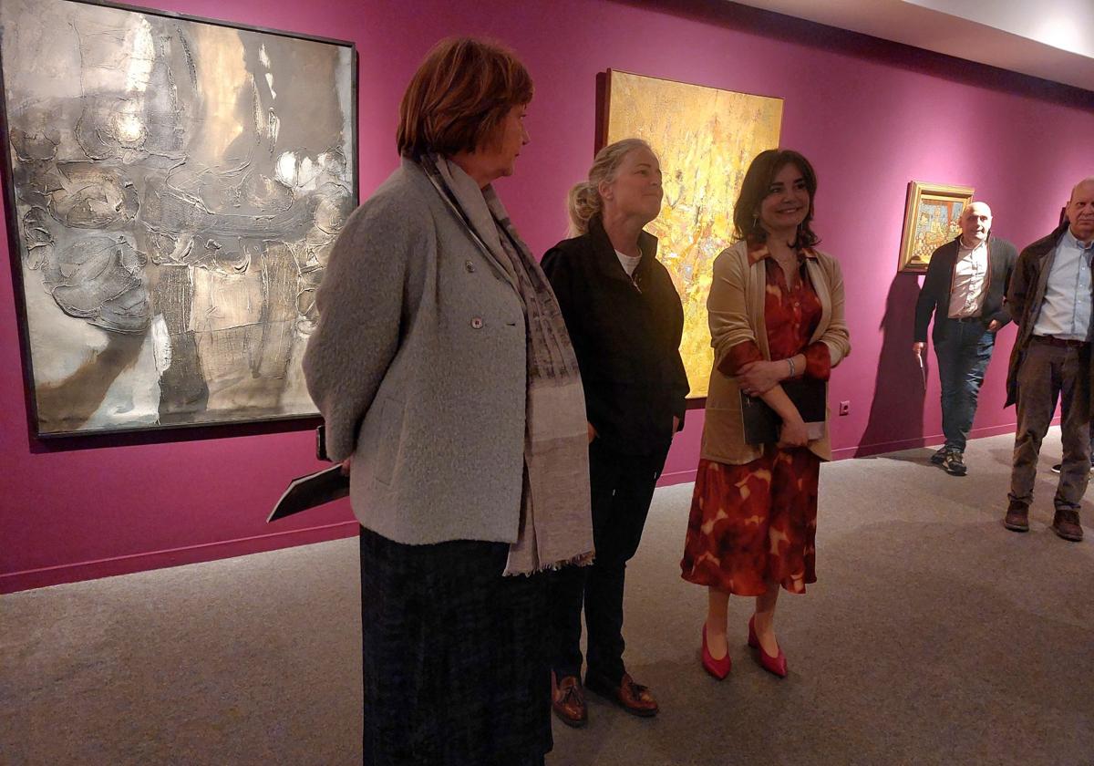 La alcaldesa de Avilés Mariví Monteserína, la comisaria Alicia Vallina y la concejala de Cultura Yolanda Alonso, en la sala de exposiciones de la Casa de la Cultura.