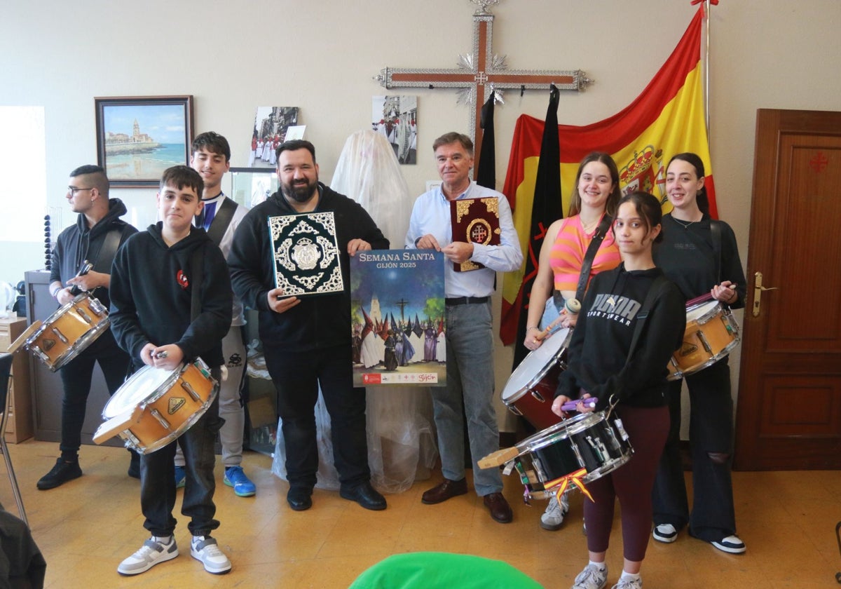 Juan Antonio Rodríguez-Pládano y Alejandro Vallaure, con la banda de tambores de la Santa Vera Cruz.